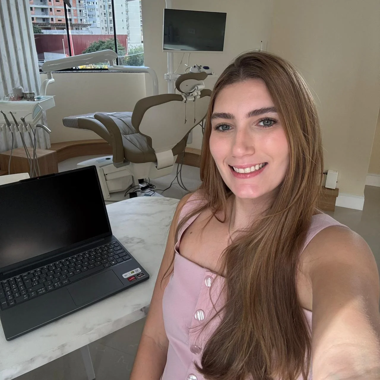 Dra. Bruna Wolff Maia em seu ambiente de atendimento odontológico